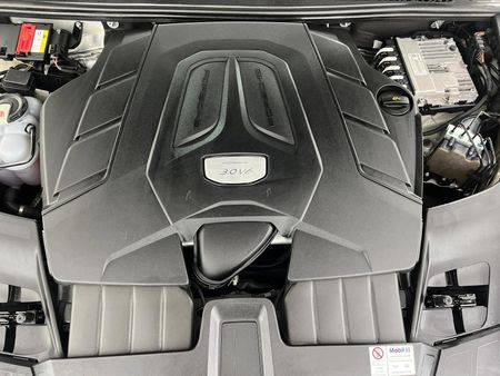 2018-Porsche-Cayenne-Auto_15