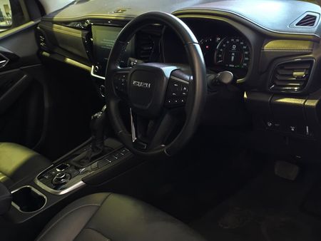 2025-Isuzu-Mu-x-30D-LS-4x4-Auto_11