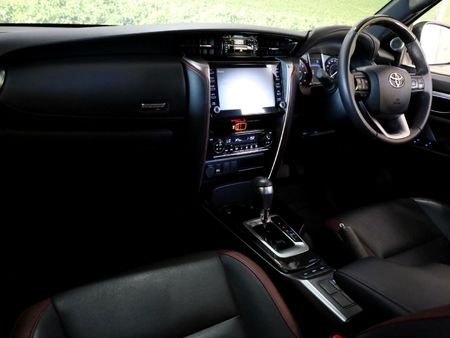 2025-Toyota-Fortuner-28-GD-6-RB-Auto_14