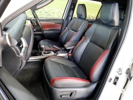 2025-Toyota-Fortuner-28-GD-6-RB-Auto_2