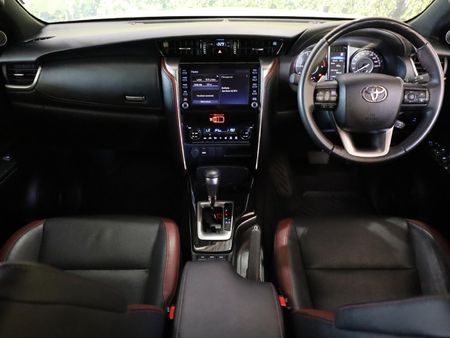 2025-Toyota-Fortuner-28-GD-6-RB-Auto_3