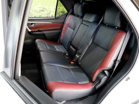 2025-Toyota-Fortuner-28-GD-6-RB-Auto_4