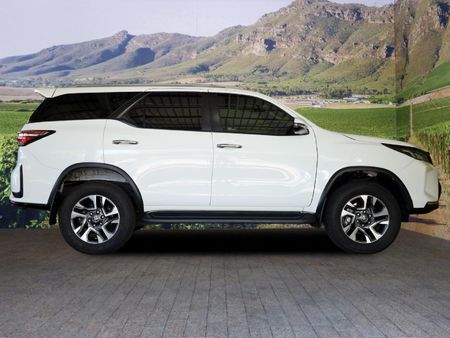 2025-Toyota-Fortuner-28-GD-6-RB-Auto_5