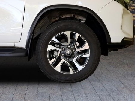 2025-Toyota-Fortuner-28-GD-6-RB-Auto_8