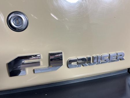 2017-Toyota-FJ-Cruiser-40-V6_9