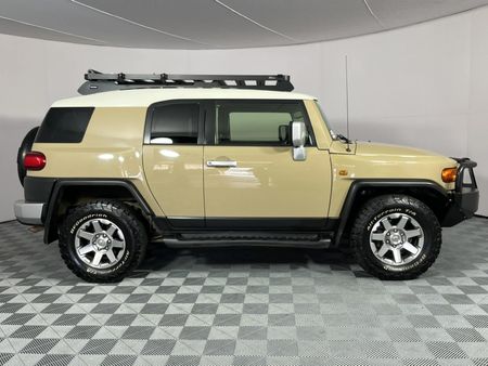 2017-Toyota-FJ-Cruiser-40-V6_14