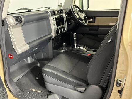 2017-Toyota-FJ-Cruiser-40-V6_6