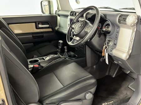 2017-Toyota-FJ-Cruiser-40-V6_7