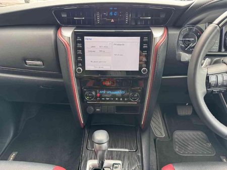 2025-Toyota-Fortuner-28-GD-6-RB-Auto_9