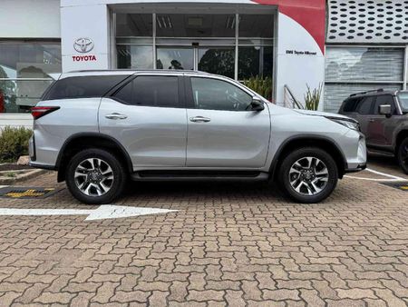 2025-Toyota-Fortuner-28-GD-6-RB-Auto_3
