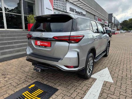 2025-Toyota-Fortuner-28-GD-6-RB-Auto_4