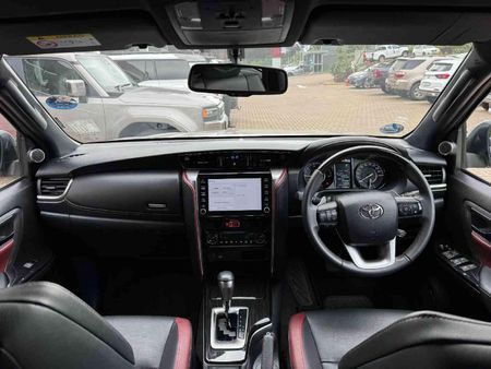 2025-Toyota-Fortuner-28-GD-6-RB-Auto_8