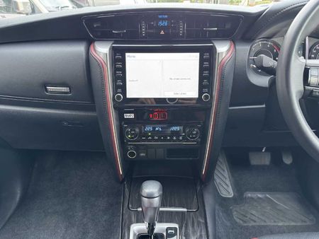 2025-Toyota-Fortuner-28-GD-6-RB-Auto_10