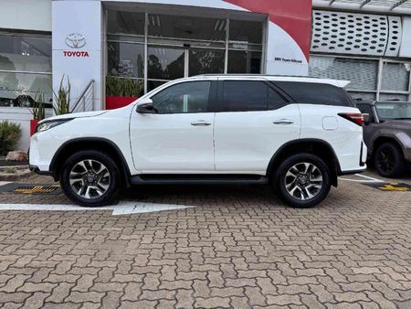 2025-Toyota-Fortuner-28-GD-6-RB-Auto_24