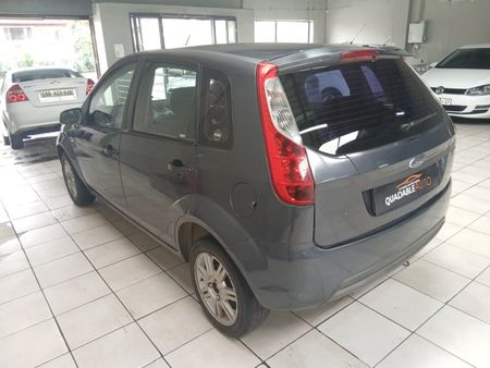 2012-Ford-Figo-14-Ambiente_4
