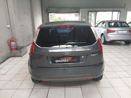 2012-Ford-Figo-14-Ambiente_5