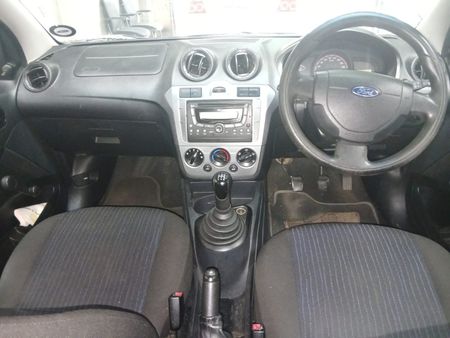 2012-Ford-Figo-14-Ambiente_6