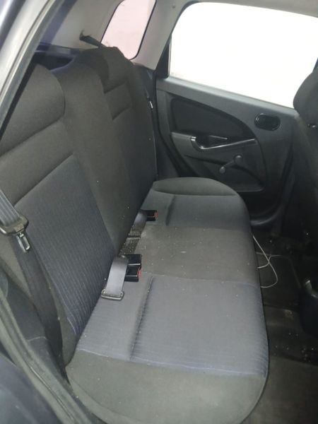 2012-Ford-Figo-14-Ambiente_7