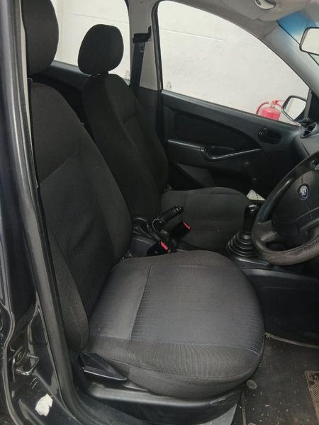 2012-Ford-Figo-14-Ambiente_8