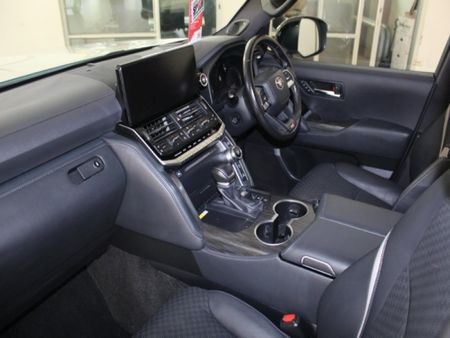 2023-Toyota-Land-Cruiser-300-V6-33-D-GR-S_9