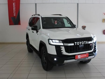 2023-Toyota-Land-Cruiser-300-V6-33-D-GR-S_12