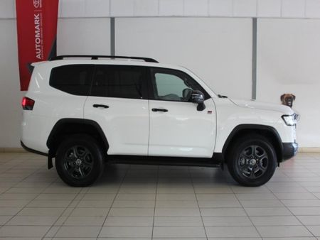 2023-Toyota-Land-Cruiser-300-V6-33-D-GR-S_13