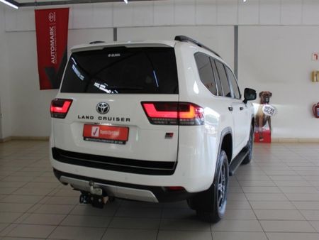 2023-Toyota-Land-Cruiser-300-V6-33-D-GR-S_14