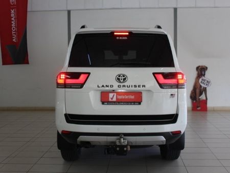 2023-Toyota-Land-Cruiser-300-V6-33-D-GR-S_15