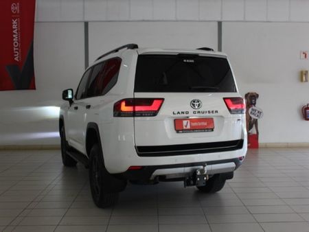 2023-Toyota-Land-Cruiser-300-V6-33-D-GR-S_16
