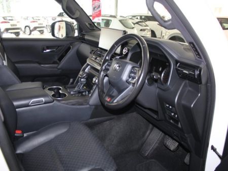 2023-Toyota-Land-Cruiser-300-V6-33-D-GR-S_4