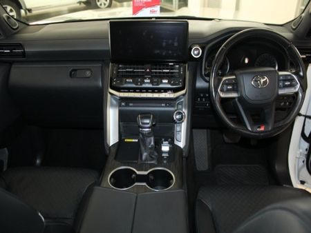 2023-Toyota-Land-Cruiser-300-V6-33-D-GR-S_6