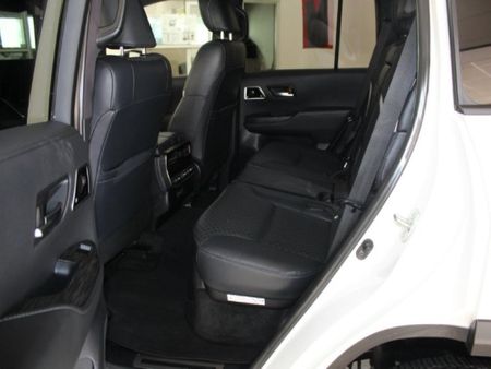 2023-Toyota-Land-Cruiser-300-V6-33-D-GR-S_7