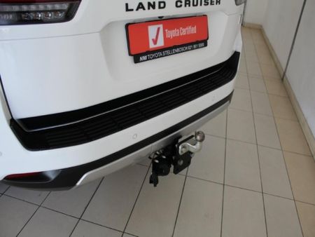 2023-Toyota-Land-Cruiser-300-V6-33-D-GR-S_8