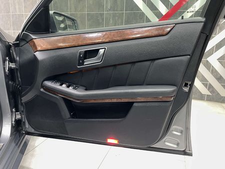 2012-Mercedes-Benz-E-Class-E-300-Elegance_11