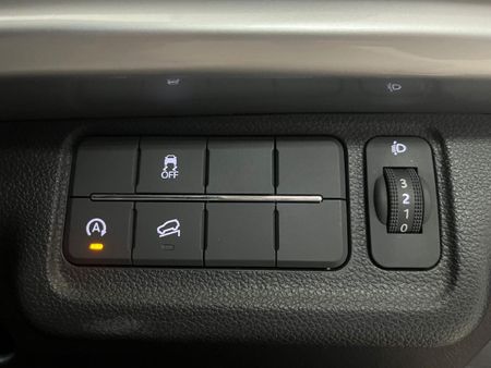 2026-Mahindra-XUV-700-20-AX7L-Auto-7-Seat_20