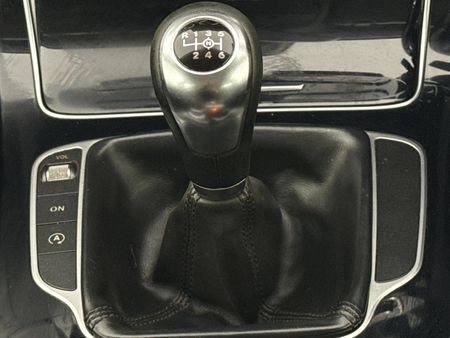 2014-Mercedes-Benz-C-Class-C-180_8
