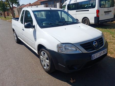 2021-Nissan-NP200-16_0