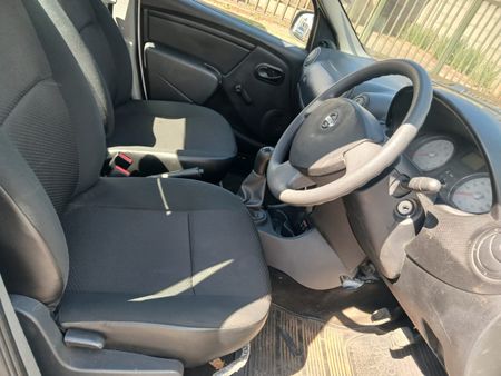2021-Nissan-NP200-16_10