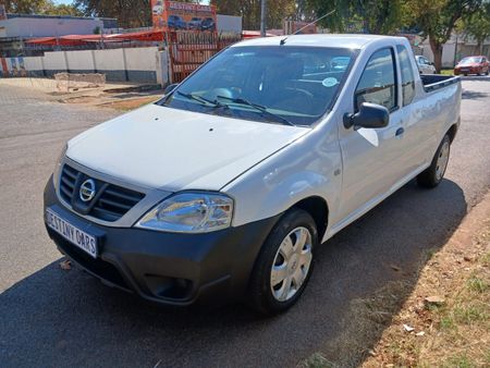2021-Nissan-NP200-16_1