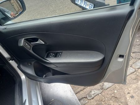 2019-Volkswagen-Polo-6-sedan_9