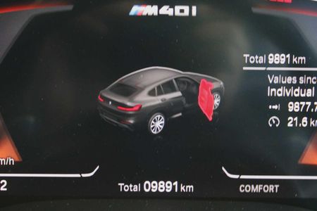 2021-BMW-X4-M40i_21