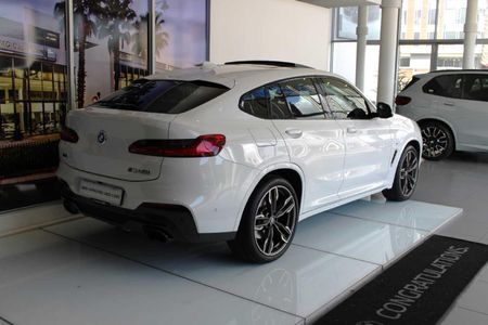 2021-BMW-X4-M40i_3
