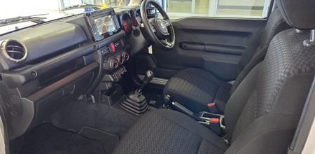 2019-Suzuki-Jimny-15-GLX_11