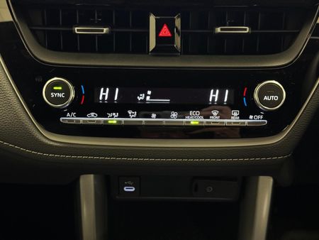 2025-Toyota-Corolla-Cross-18-XS_13