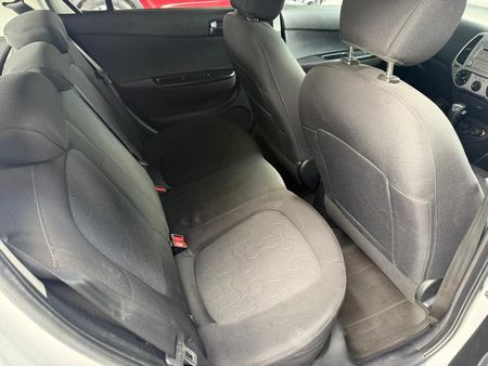 2012-Hyundai-i20-14-Fluid-Auto_7