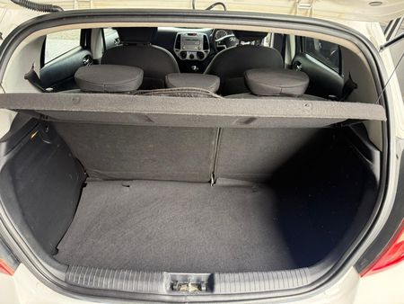 2012-Hyundai-i20-14-Fluid-Auto_8