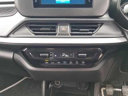 2025-Suzuki-Swift-12-GL_19