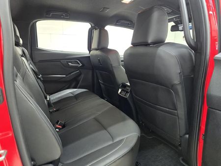 2023-Isuzu-D-Max-30-DDI-V-Cross-HR-Auto-Double-Cab_18