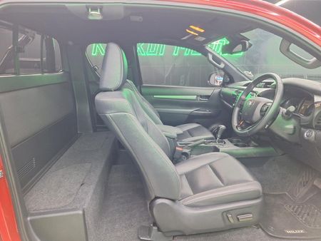 2025-Toyota-Hilux-28-GD-6-Raised-Body-Legend-4x4-Auto-Extended-Cab_15