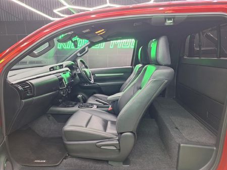 2025-Toyota-Hilux-28-GD-6-Raised-Body-Legend-4x4-Auto-Extended-Cab_18